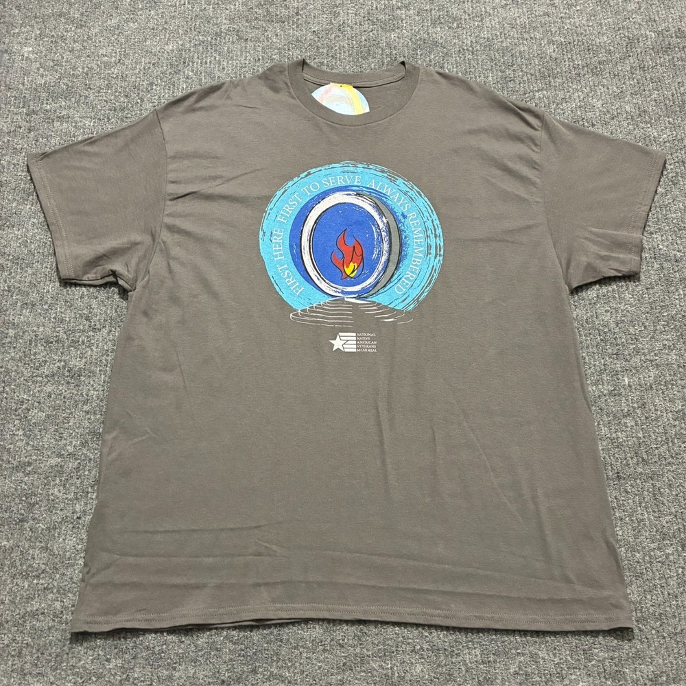 Smithsonian Native American Veterans Memorial T-Shirt Mens 2XL Gray Short Sleeve